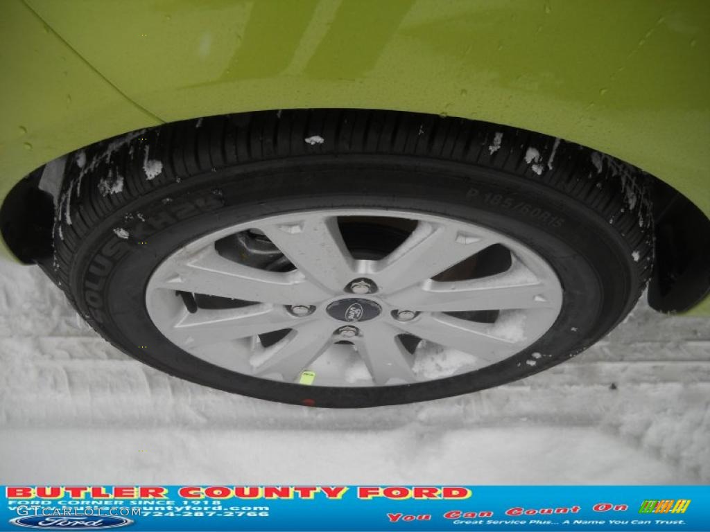 2011 Fiesta SE Sedan - Lime Squeeze Metallic / Charcoal Black/Blue Cloth photo #17