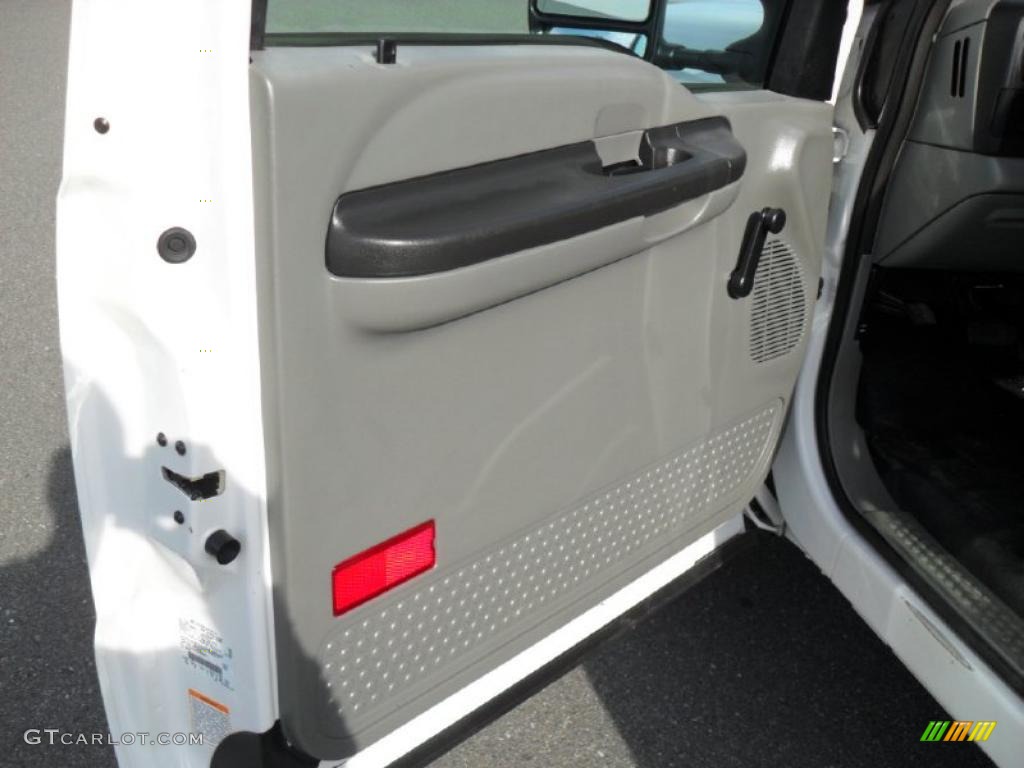 2005 Ford F250 Super Duty XL SuperCab 4x4 Medium Flint Door Panel Photo #41382188