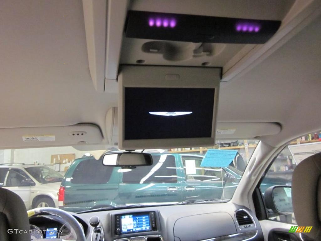 2011 Town & Country Touring - L - Blackberry Pearl / Black/Light Graystone photo #18
