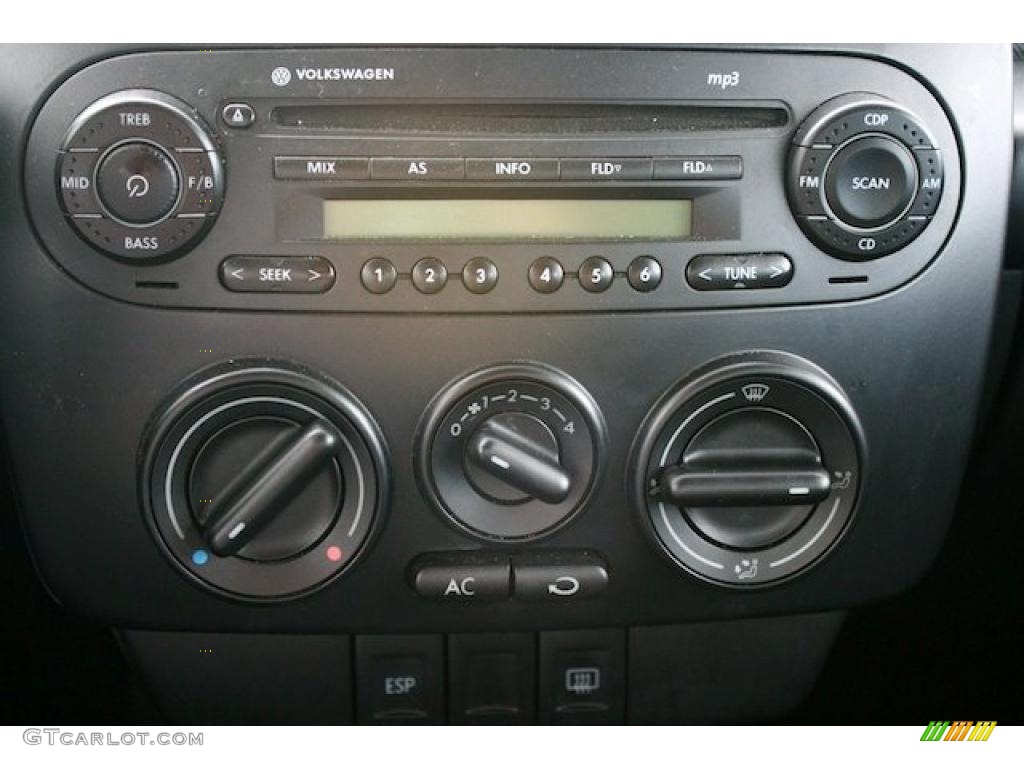 2010 Volkswagen New Beetle 2.5 Coupe Controls Photo #41402452