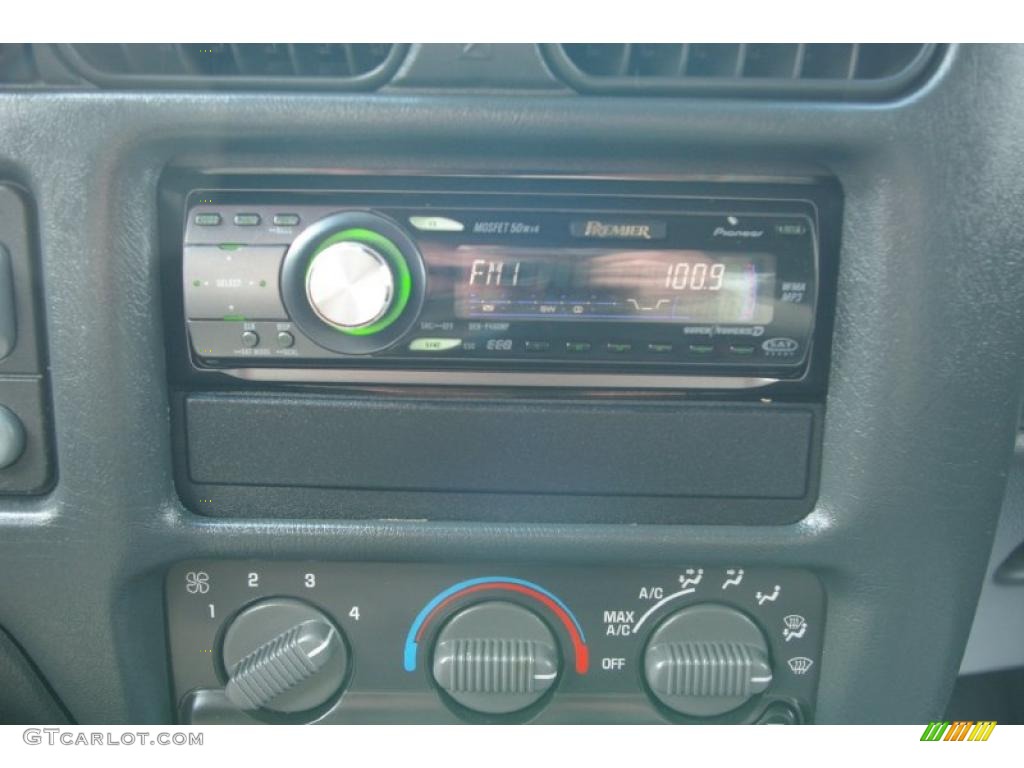 2002 Blazer LS 4x4 - Victory Red / Medium Gray photo #6