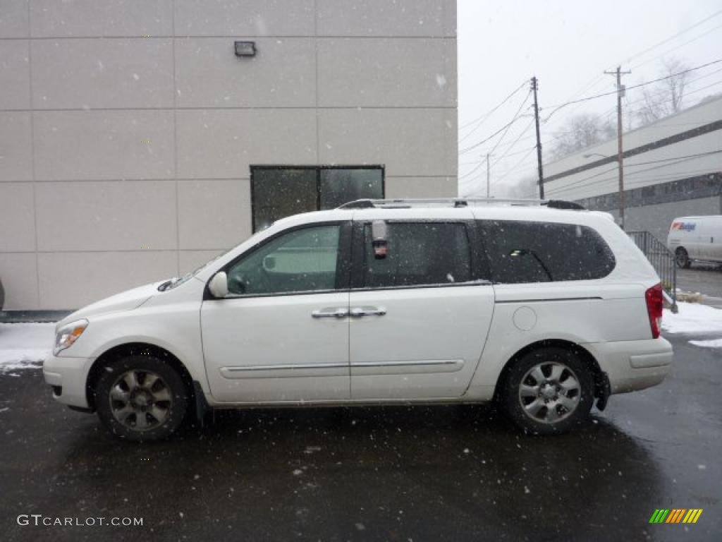 Cosmic White Hyundai Entourage