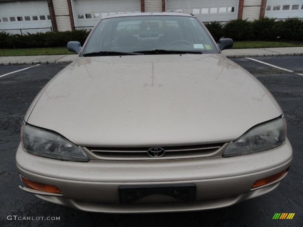 1996 Camry DX Sedan - Cashmere Beige Metallic / Beige photo #2