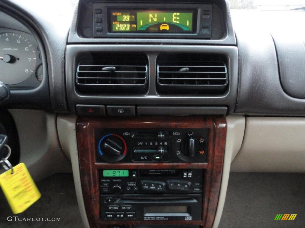 2000 Subaru Forester 2.5 S Controls Photo #41466774