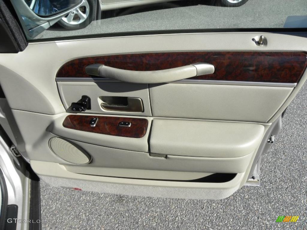 2007 Lincoln Town Car Signature Medium Light Stone Door Panel Photo #41467006