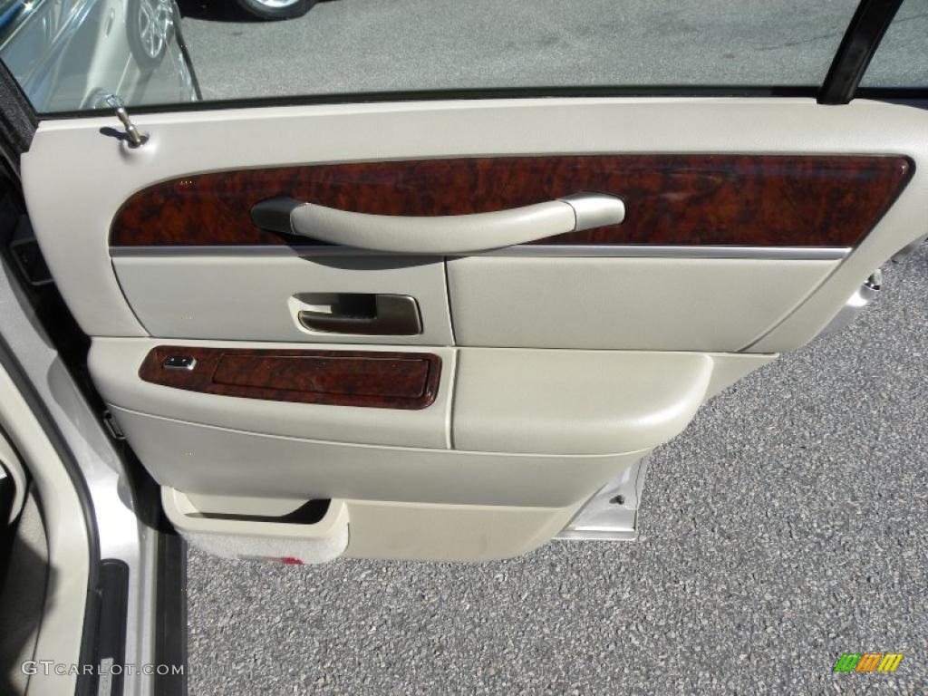 2007 Lincoln Town Car Signature Medium Light Stone Door Panel Photo #41467038
