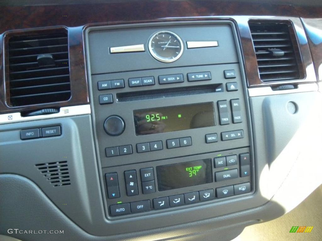 2007 Lincoln Town Car Signature Controls Photo #41467183