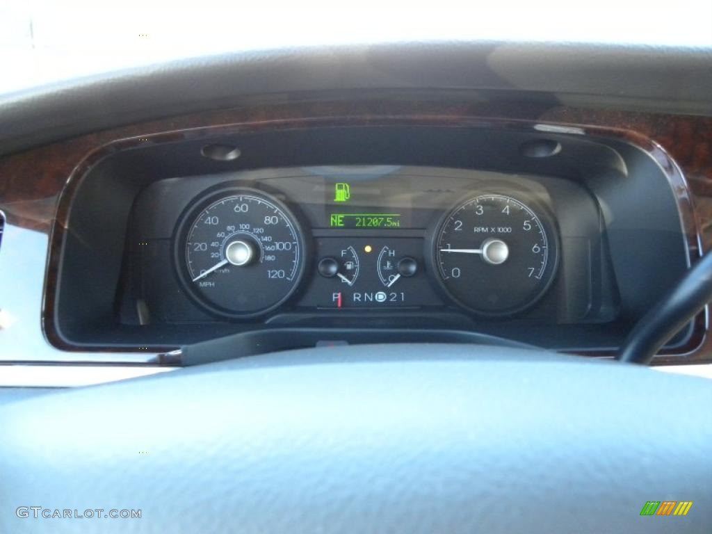 2007 Lincoln Town Car Signature Gauges Photo #41467211