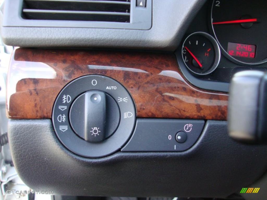 2005 Audi A4 3.0 quattro Sedan Controls Photo #41472687