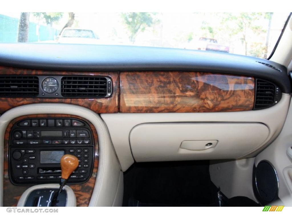 2001 Jaguar XJ XJR Oatmeal Dashboard Photo #41477375