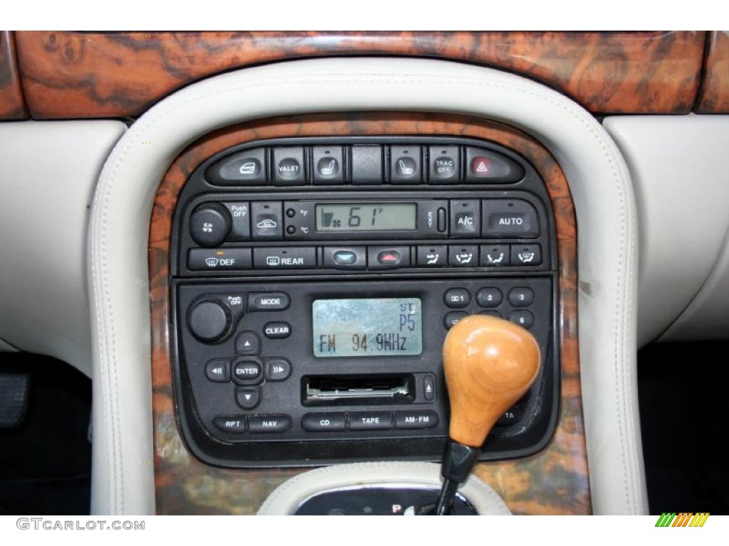 2001 XJ XJR - Carnival Red Metallic / Oatmeal photo #91