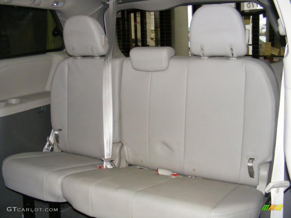 2011 Sienna XLE - Super White / Bisque photo #7