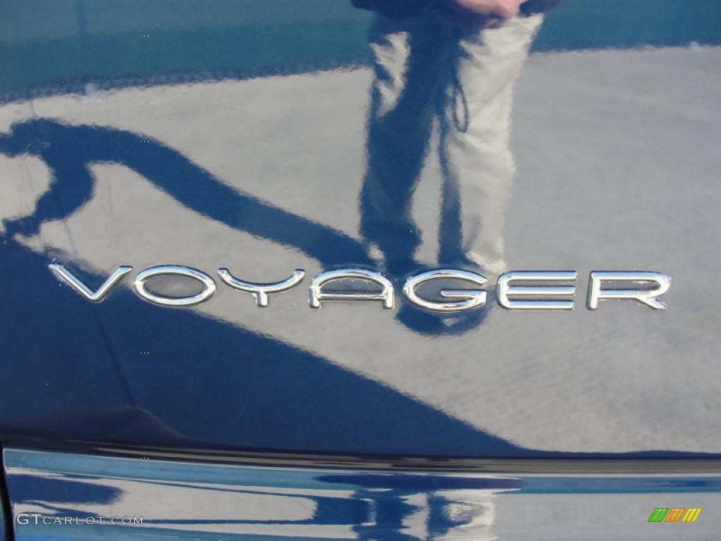2001 Chrysler Voyager Standard Voyager Model Marks and Logos Photos