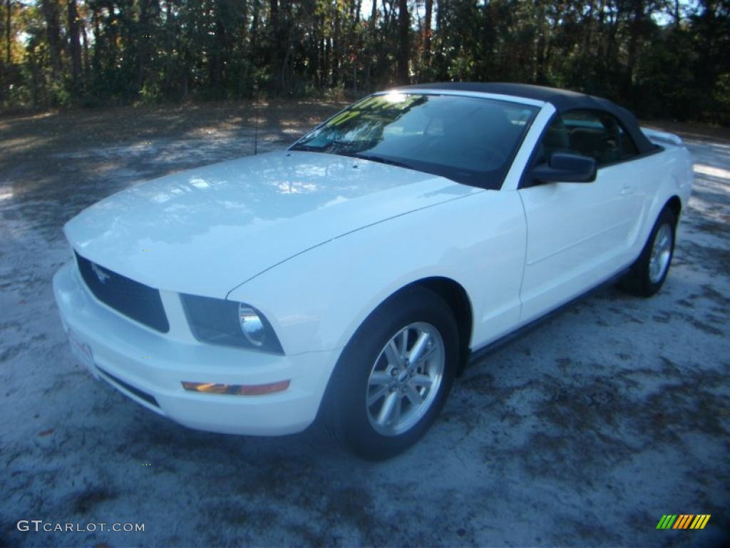 2007 Mustang V6 Deluxe Convertible - Performance White / Light Graphite photo #12