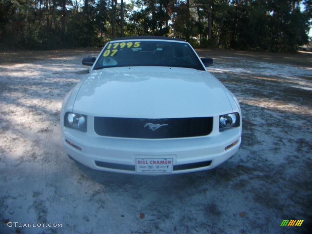 2007 Mustang V6 Deluxe Convertible - Performance White / Light Graphite photo #13