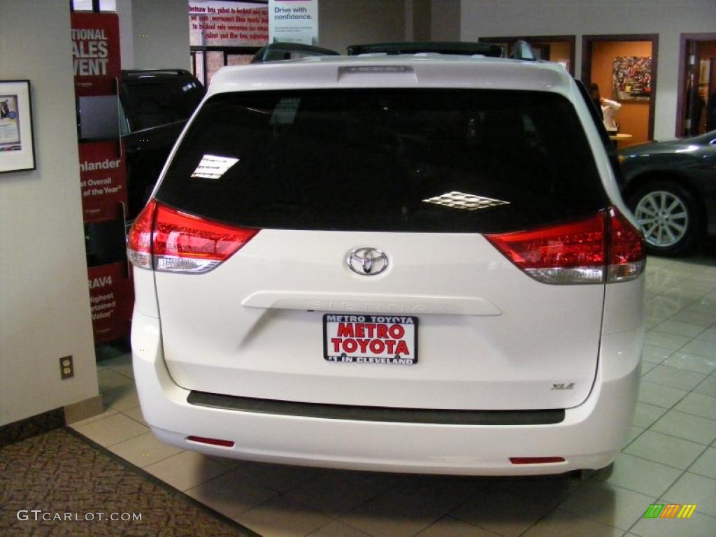 2011 Sienna XLE - Super White / Light Gray photo #3