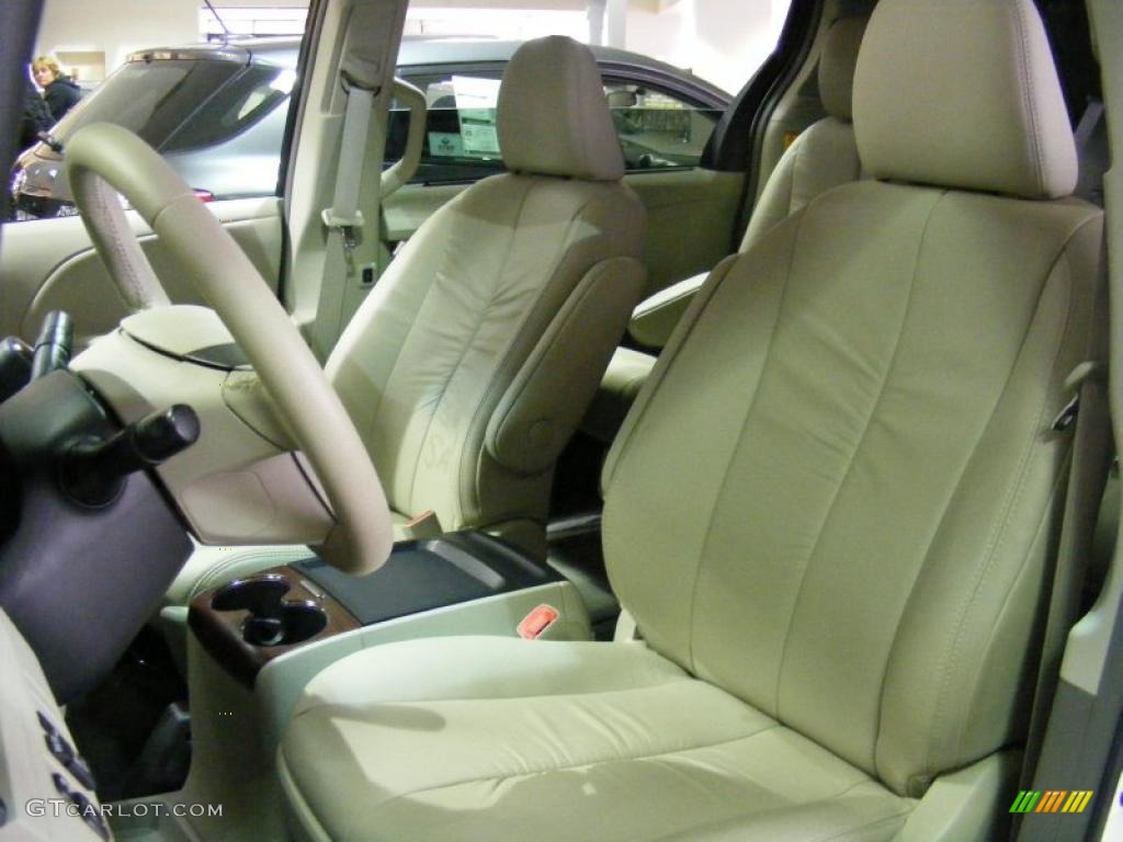 2011 Sienna XLE - Super White / Light Gray photo #4