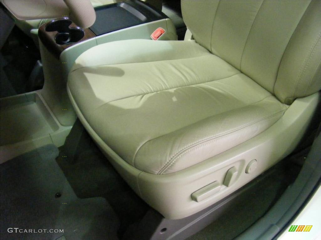 2011 Sienna XLE - Super White / Light Gray photo #5
