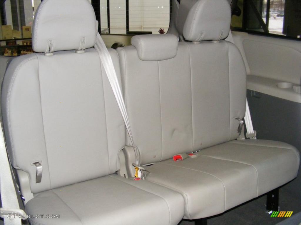 2011 Sienna XLE - Super White / Light Gray photo #8