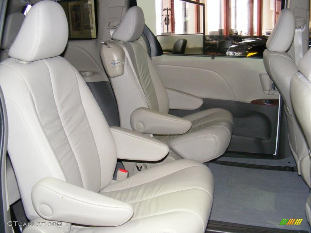 2011 Sienna XLE - Super White / Light Gray photo #9