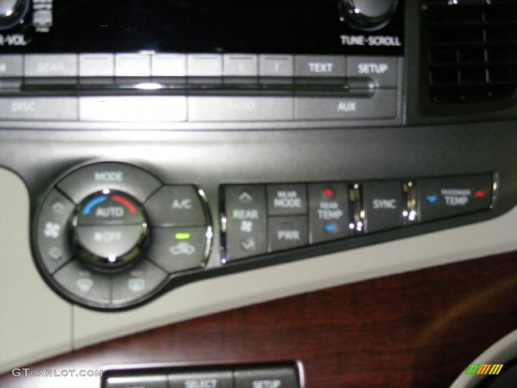 2011 Sienna XLE - Super White / Light Gray photo #19