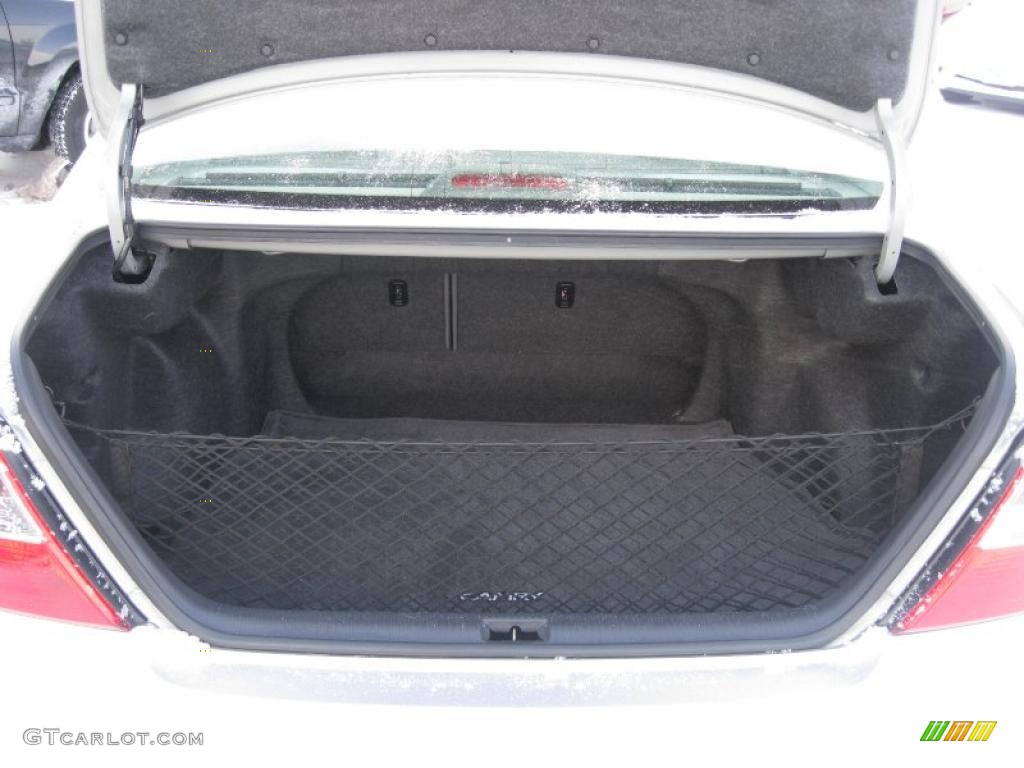 2004 Toyota Camry XLE V6 Trunk Photos