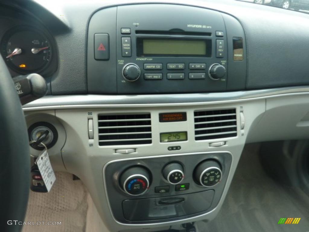 2007 Hyundai Sonata SE V6 Controls Photos