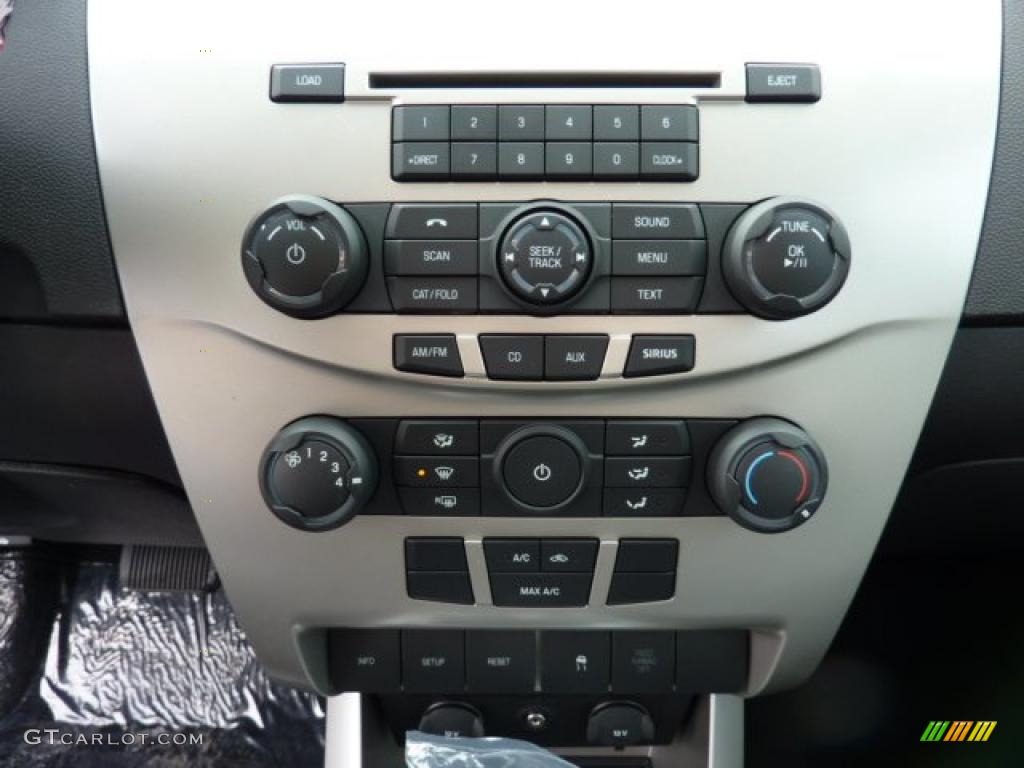 2011 Focus SE Sedan - Ingot Silver Metallic / Charcoal Black photo #18