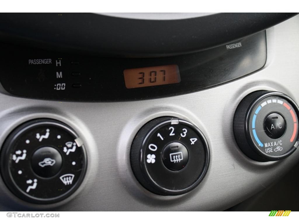 2006 Toyota RAV4 V6 4WD Controls Photo #41540164