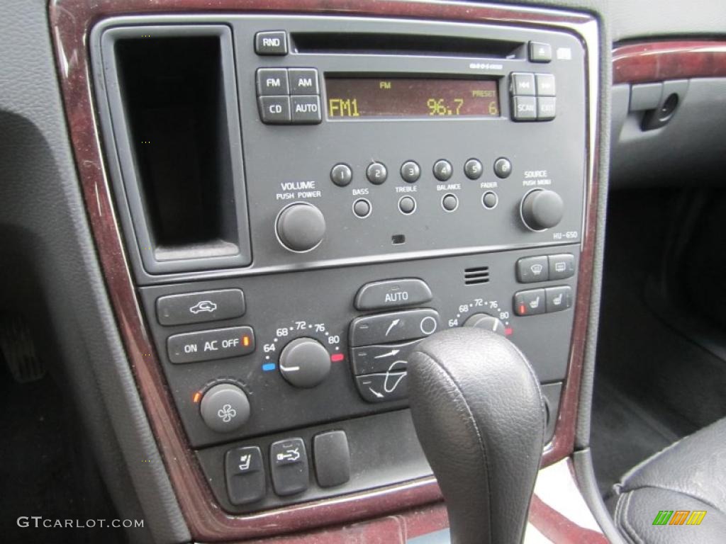 2007 Volvo S60 2.5T AWD Controls Photo #41543812