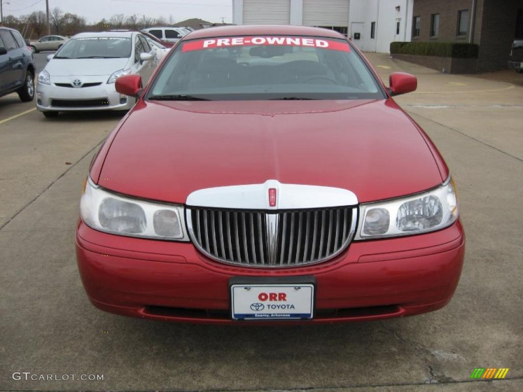 1998 Town Car Signature - Toreador Red Metallic / Light Graphite photo #2