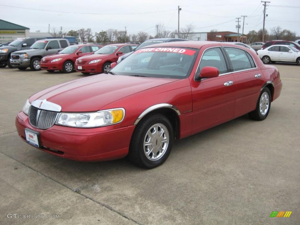 1998 Town Car Signature - Toreador Red Metallic / Light Graphite photo #3