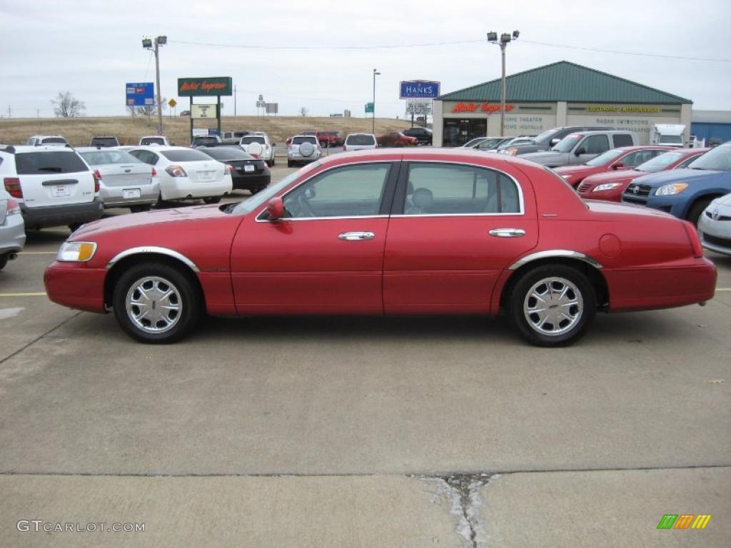 1998 Town Car Signature - Toreador Red Metallic / Light Graphite photo #4