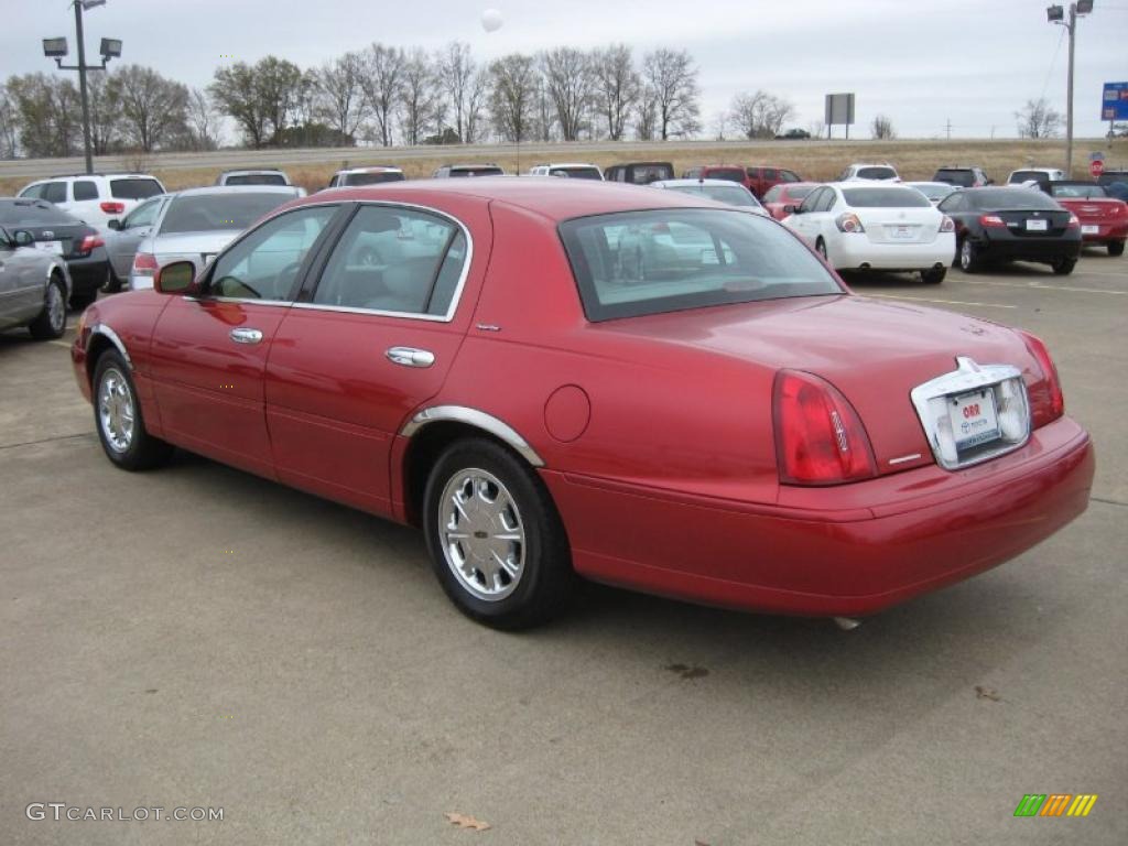 1998 Town Car Signature - Toreador Red Metallic / Light Graphite photo #5