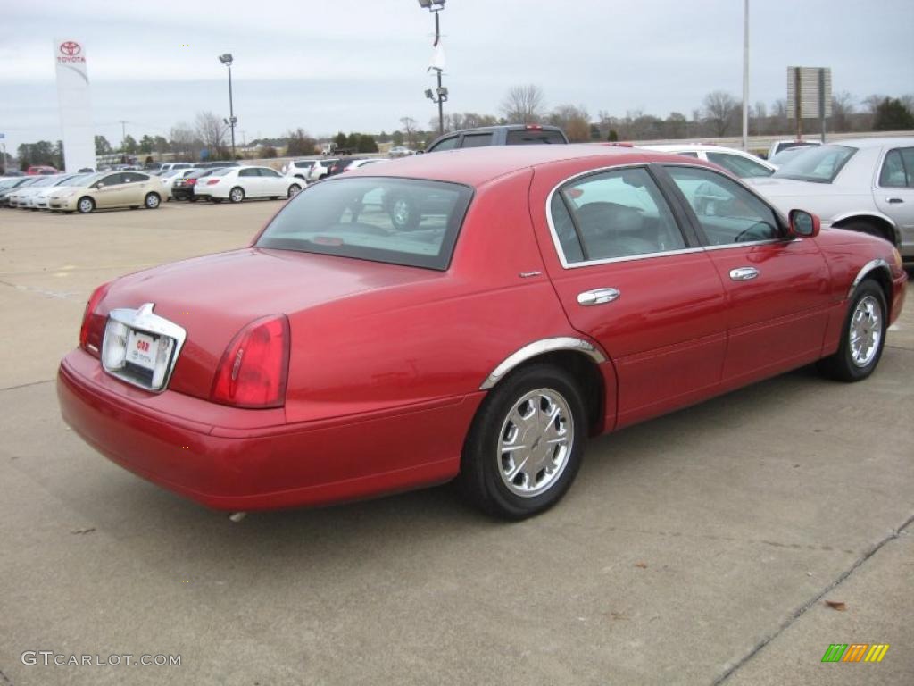 1998 Town Car Signature - Toreador Red Metallic / Light Graphite photo #7