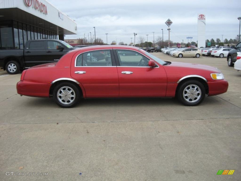 1998 Town Car Signature - Toreador Red Metallic / Light Graphite photo #8