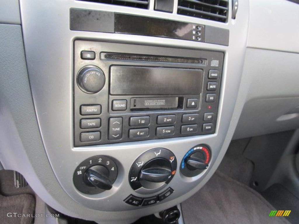 2004 Suzuki Forenza S Controls Photo #41550606
