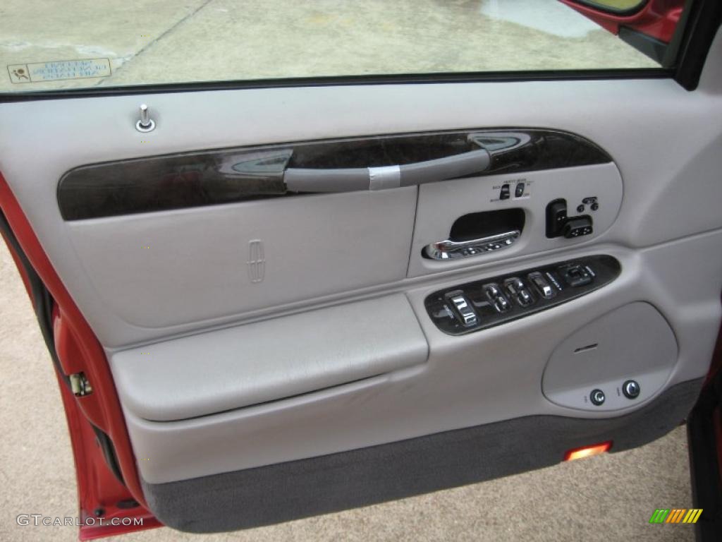 1998 Town Car Signature - Toreador Red Metallic / Light Graphite photo #13