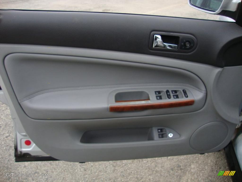 2001 Volkswagen Passat GLX Sedan Gray Door Panel Photo #41555546