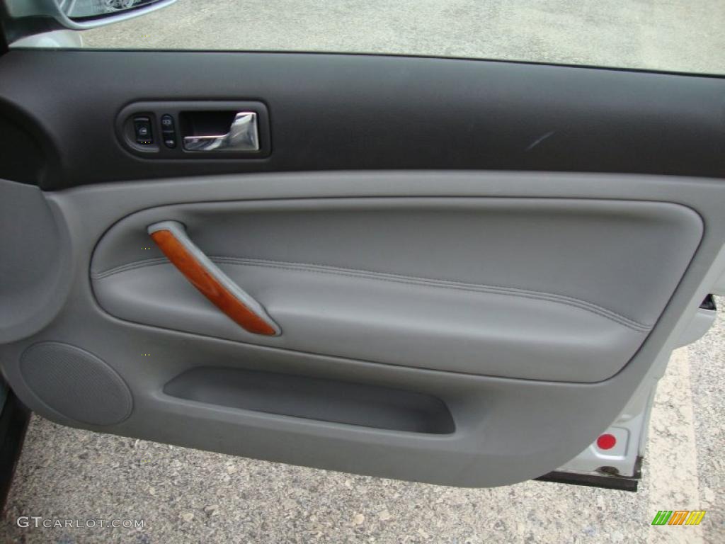 2001 Volkswagen Passat GLX Sedan Gray Door Panel Photo #41555714