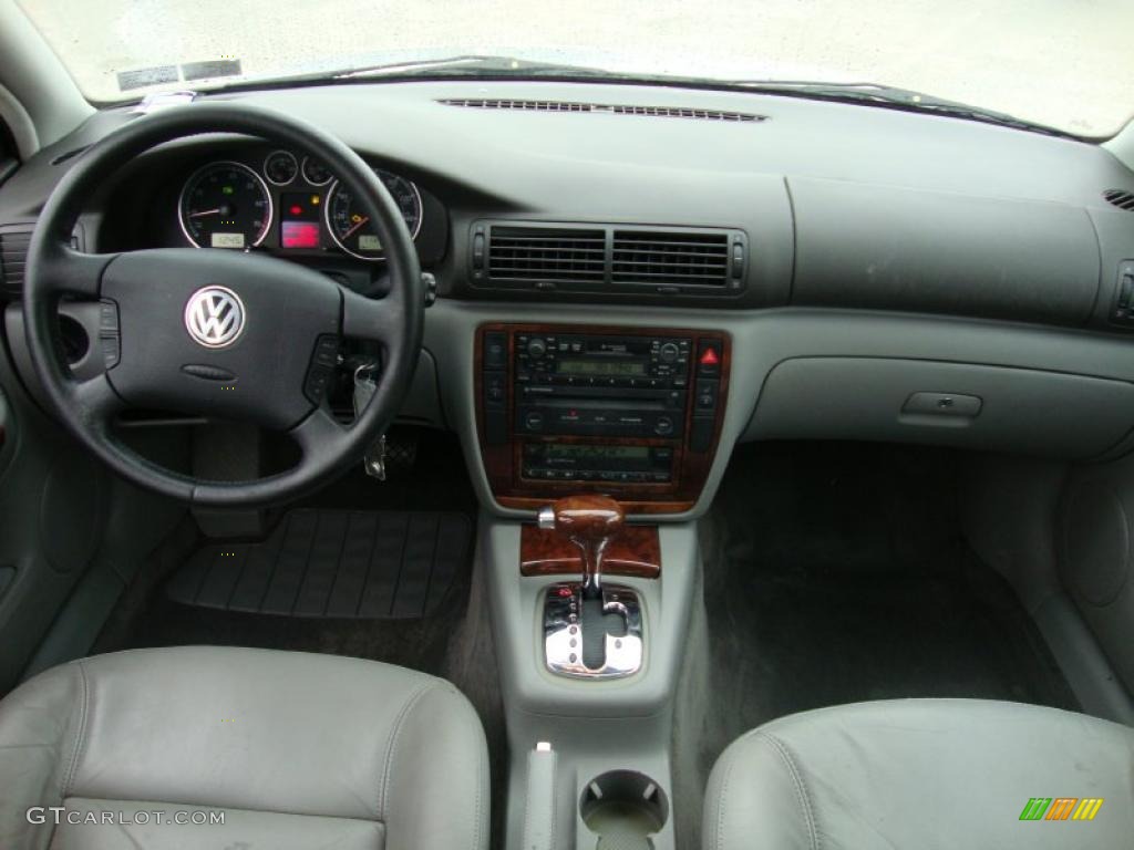 2001 Volkswagen Passat GLX Sedan Gray Dashboard Photo #41555778