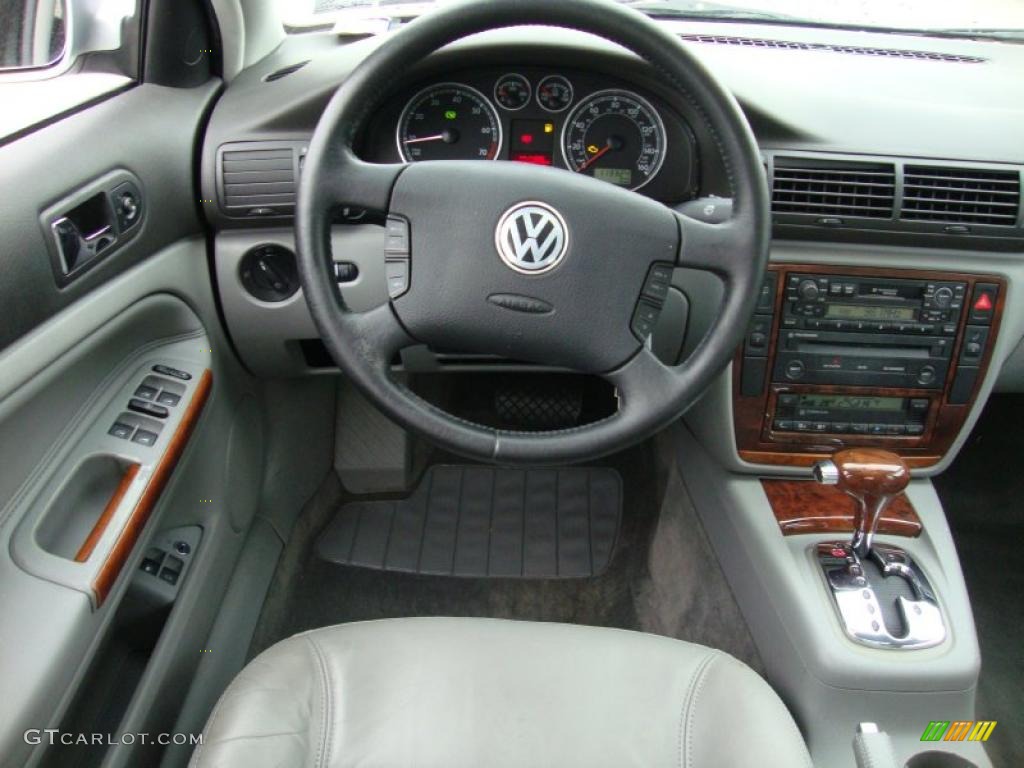 2001 Volkswagen Passat GLX Sedan Gray Dashboard Photo #41555786