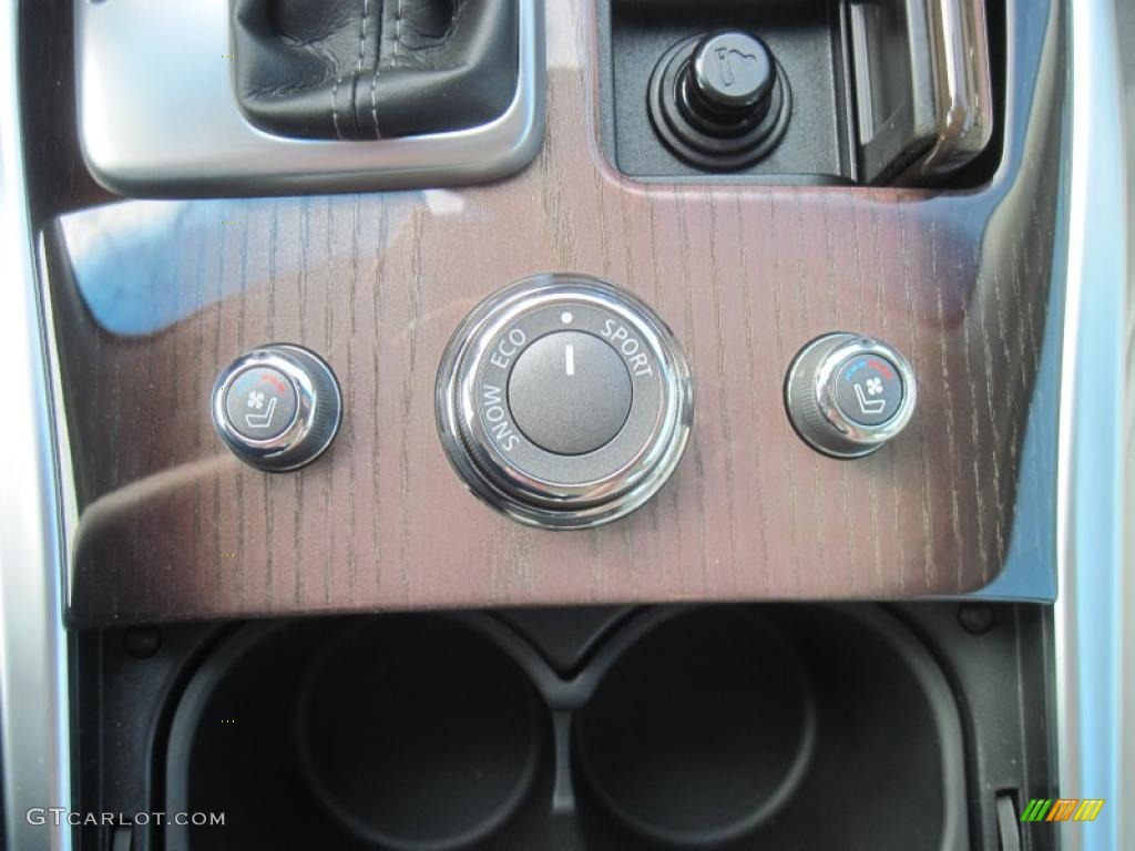 2011 Infiniti M 56 Sedan Controls Photos