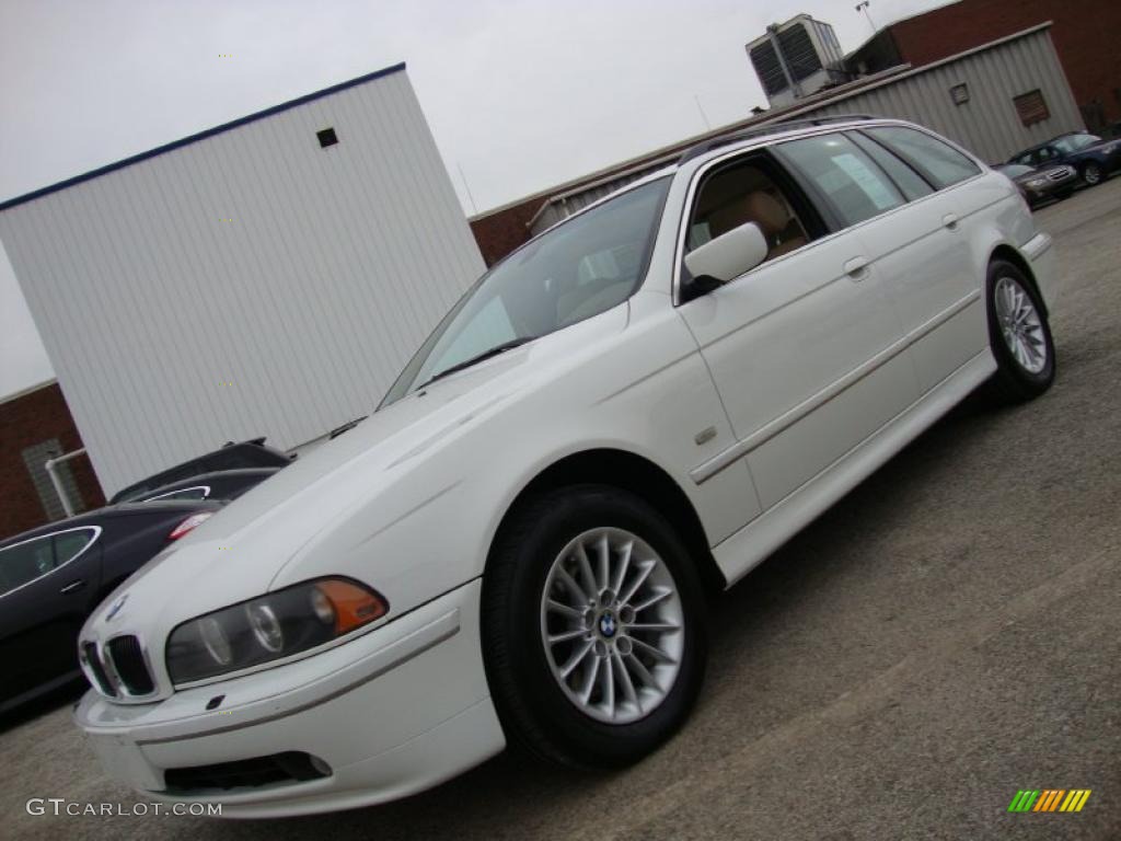 2001 5 Series 540i Sport Wagon - Alpine White / Sand Beige photo #1