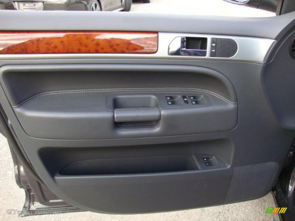 2010 Volkswagen Touareg VR6 FSI 4XMotion Anthracite Door Panel Photo #41560455
