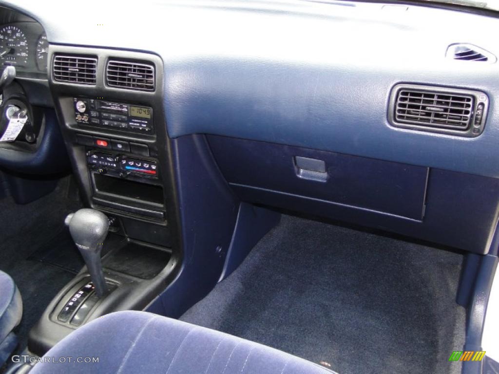 Blue Interior 1994 Nissan Sentra Xe Sedan Photo 41560535