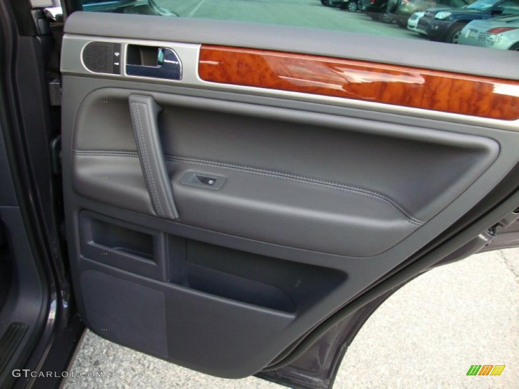 2010 Volkswagen Touareg VR6 FSI 4XMotion Anthracite Door Panel Photo #41560615
