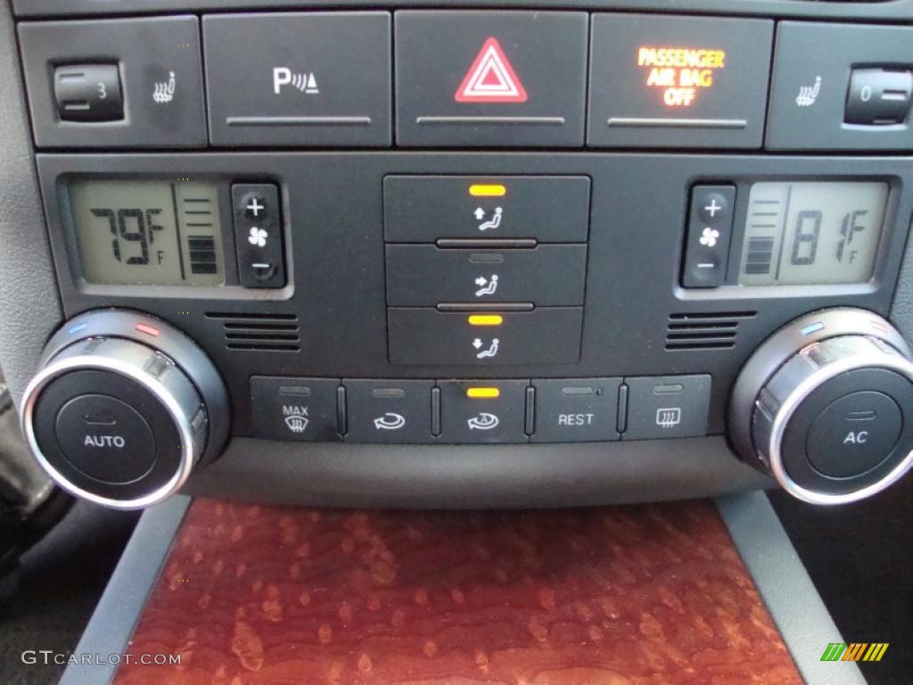 2010 Volkswagen Touareg VR6 FSI 4XMotion Controls Photo #41560911