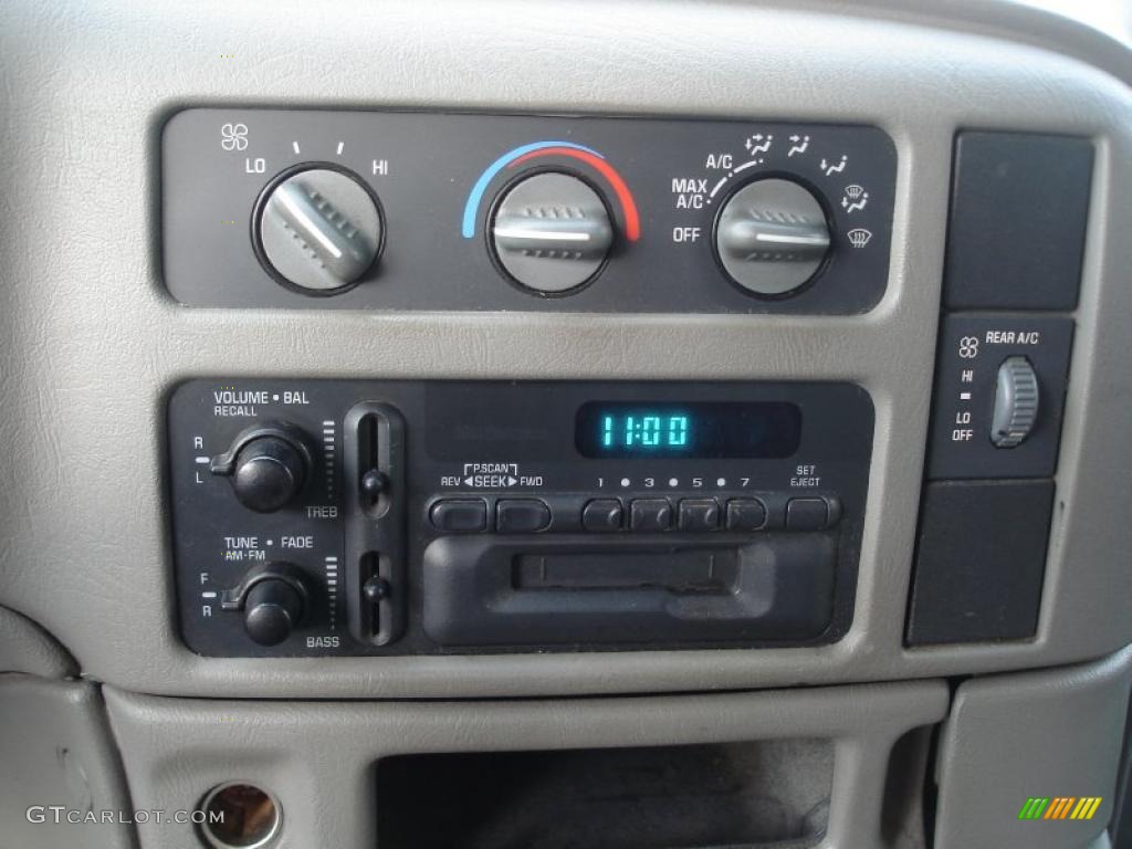 2000 Astro LS Passenger Van - Dark Forest Green Metallic / Medium Gray photo #6