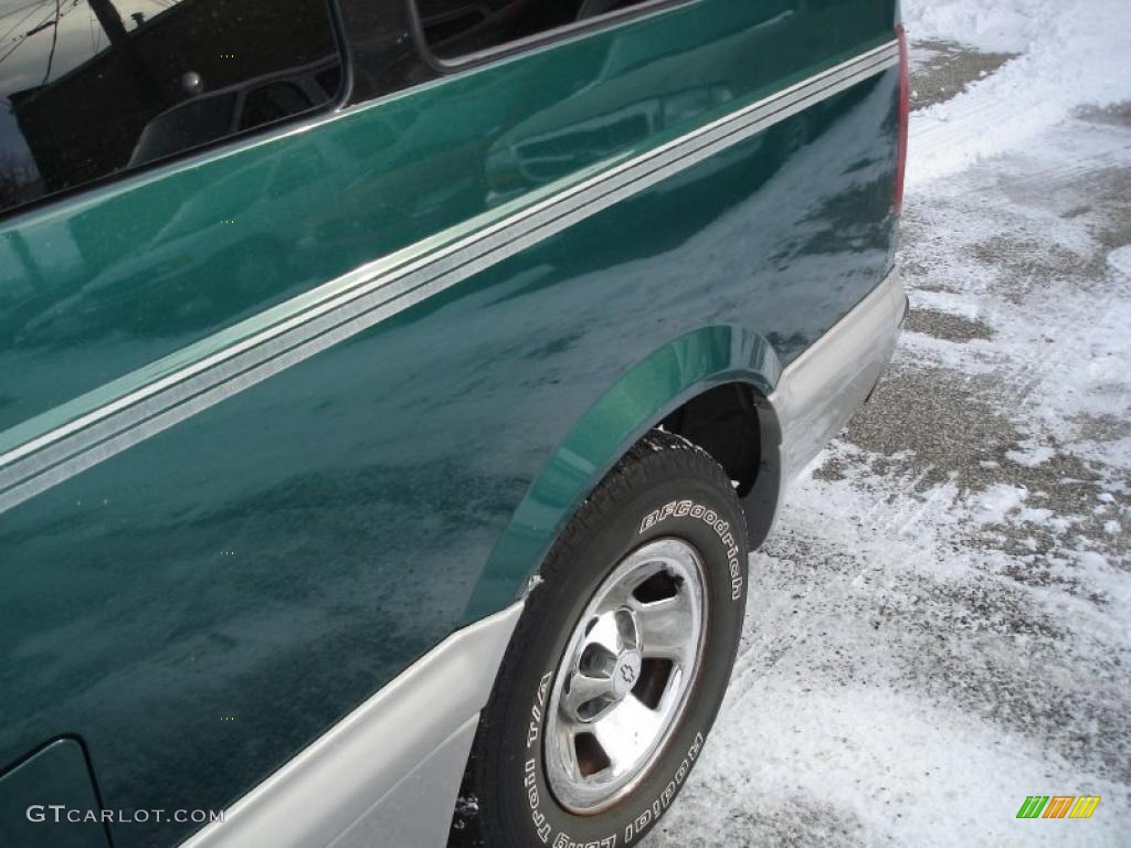2000 Astro LS Passenger Van - Dark Forest Green Metallic / Medium Gray photo #17